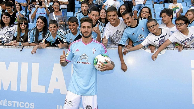 Sergi G�mez posa con la camiseta del Celta junto a unos aficionados. / JORGE LANDIN (MARCA)