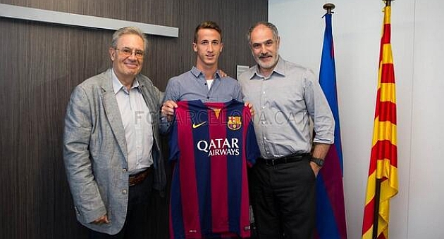 Juan C�mara en la firma del contrato / F.C Barcelona