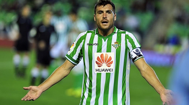 Chica se queja durante un partido del Betis. KIKO HURTADO