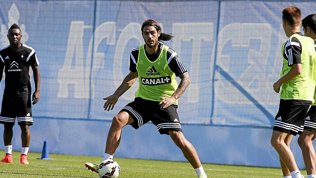 Larrivey, en su primer entrenamiento con el Celta. / JORGE LANDIN (MARCA)