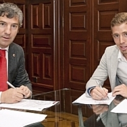 Iker Muniain firma su ampliaci�n de contrato