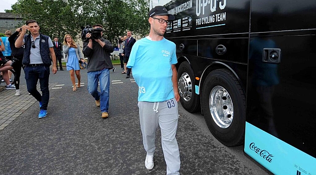 Mark Cavendish abandonando el Tour de Francia. FOTO: Prensa OPQS