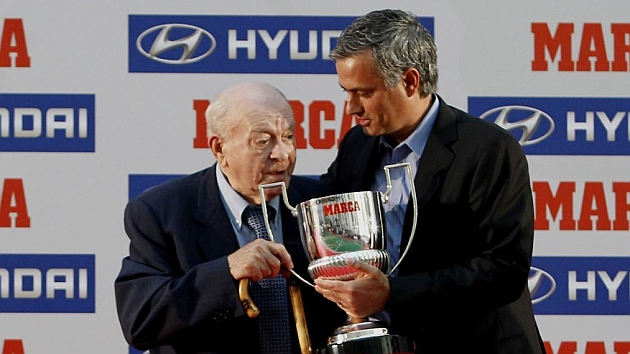 Di St�fano entrega a Mourinho el premio MARCA al mejor entrenador. / RAFA CASAL (MARCA)