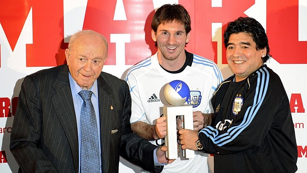 Di St�fano y Maradona entregan a Messi el Premio Di St�fano en 2009. / AFP