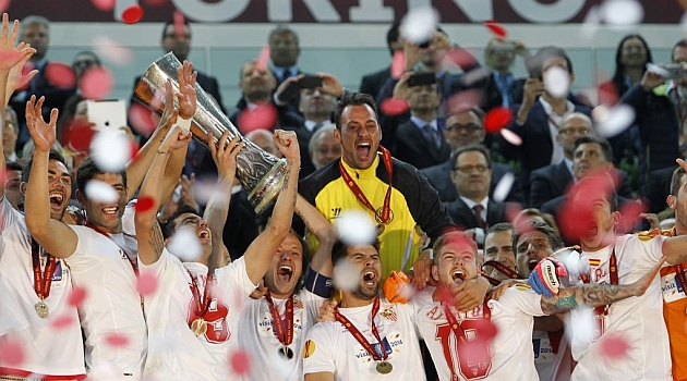 Los jugadores del Sevilla celebran el t�tulo de la Europa League. RAM�N NAVARRO
