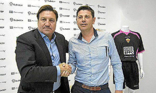Jos� Sepulcre, presidente del Elche y Germ�n Navarro, director de Gioseppo, en el acuerdo de renovaci�n