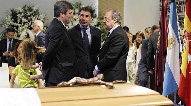 Veneraci�n, saetas y claveles rojos para despedir a Di St�fano