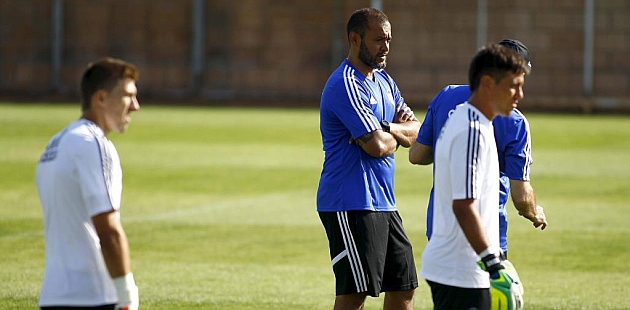 Nuno dirige a su equipo en la primera sesi�n de campo en la Ciudad Deportiva de Paterna