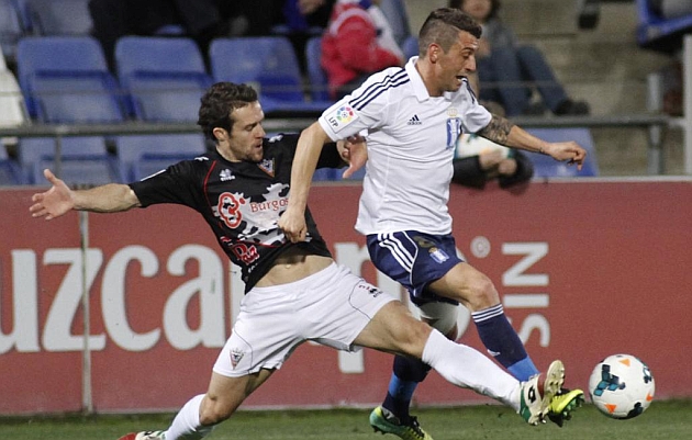 Jonathan Valle (derecha) pelea por el bal�n en un encuentro con el Recreativo de Huelva