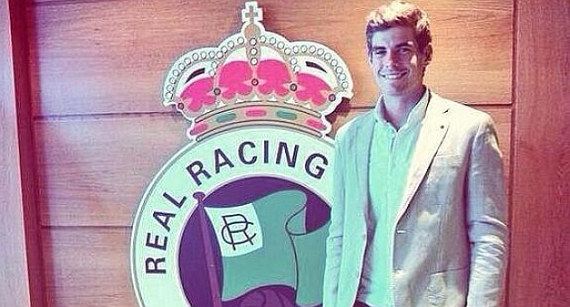 Ra�l Fern�ndez posa con su nuevo escudo