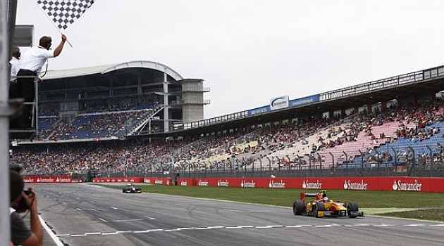 Colleti pasando por l�nea de meta en Hockenheim / Autosport