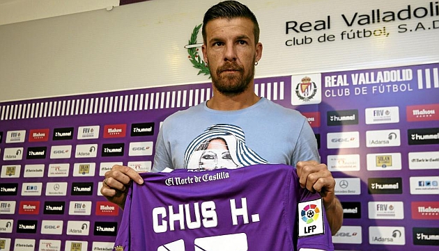 Chus Herrero, con su nueva camiseta, la blanquivioleta / C�sar Minguela (Marca)