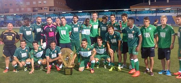 El Elche con el XXXVII Trofeo Ciudad de Alcoy. Foto: Twitter Elche