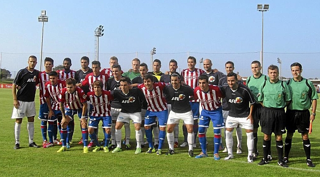 Los jugadores de la AFE y el Sporting, antes de iniciar el encuentro / Web del Real Sporting