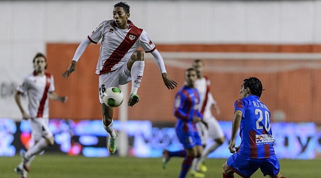 Mojica, la pasada campa�a en Vallecas ante el Levante / Diego G. Souto (Marca)