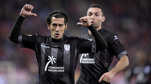 Pedro R�os celebra un gol del Levante en el Calder�n / Juan Aguado (Marca)