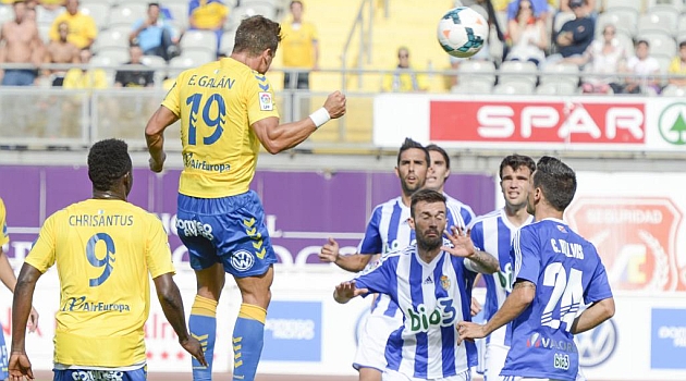 Gal�n despeja de cabeza en el partido ante la Ponferradina / Marca