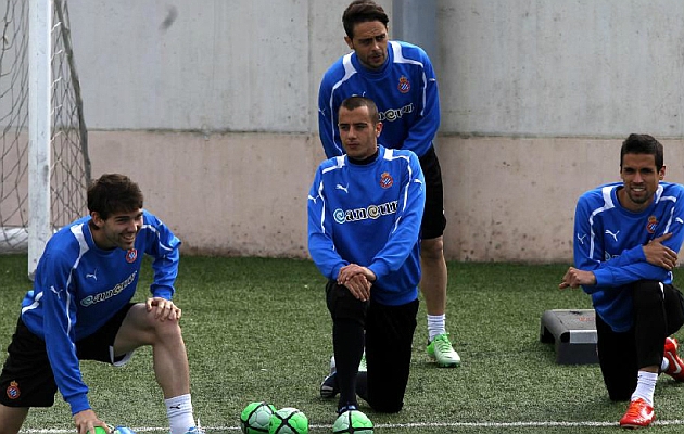 Tejera, centro, durante un entrenamiento con el Espanyol