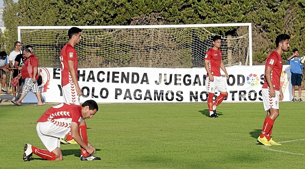 Acciari se ata las botas antes de comenzar el partido ante el H�rcules / Juanchi L�pez (Marca)
