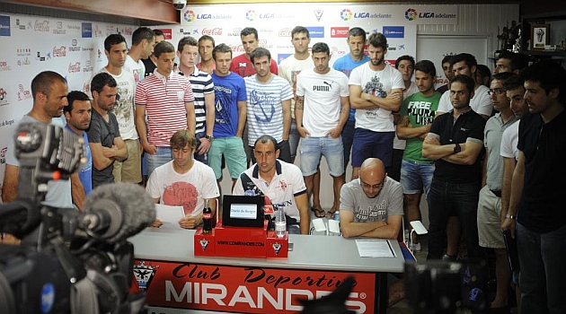 La plantilla del Mirand�s leyendo un comunicado el a�o pasado por estas fechas / Marca