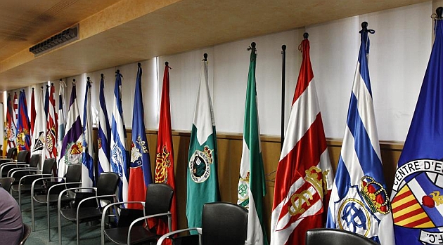 Las banderas de los equipos de Segunda divisi�n en la sede de la LFP, el pasado jueves, salvo la del Real Murcia, cuyo m�stil est� vac�o entre la del Betis y el Sporting / Angel Rivero (Marca)