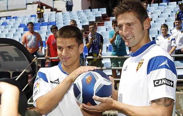 ��igo Ruiz de Galarreta y Rub�n Gonz�lez posan en su presentaci�n en La Romareda. / Toni Gal�n