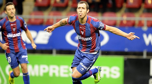 Urko Vera celebra un gol con el Eibar la pasada temporada / Marca
