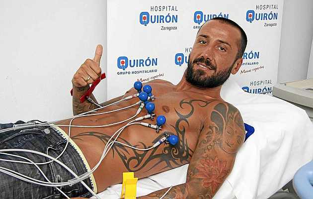 Mario �lvarez pasa el reconocimiento m�dico en Zaragoza en la Quir�n. / Irene Savir�n