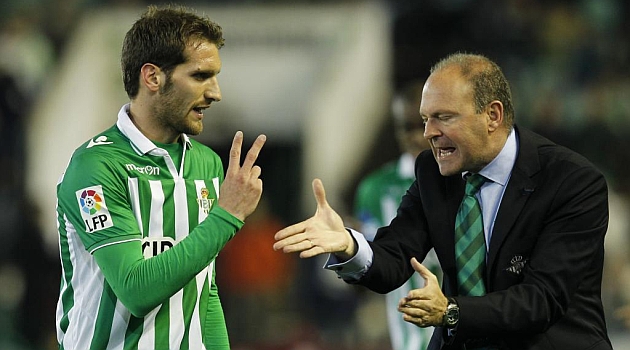 Fausto recibe instrucciones de Mel en su debut en Primera con el Betis / Marca