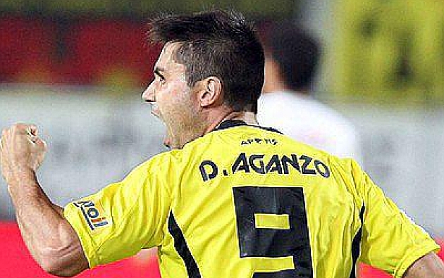 David Aganzo celebra un gol con el Aris de Sal�nica.
