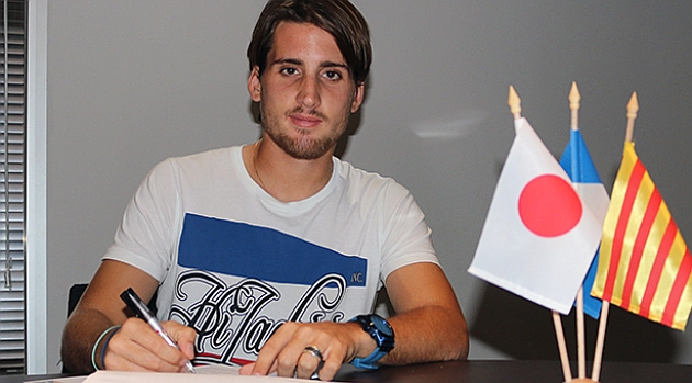 Otu�o (22), en el momento de la firma del contrato/FOTO: www.cesabadell.cat