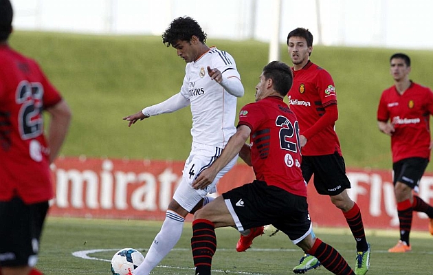 Willian Jos� intenta controlar la pelota en un partido con el Castilla.