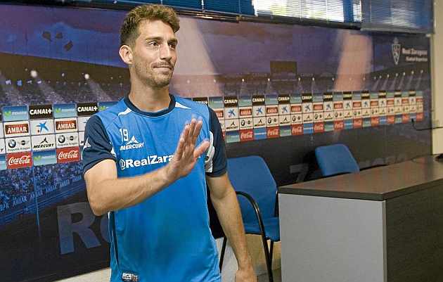 Lucas Porcar se despide tras una rueda de prensa. / Toni Gal�n