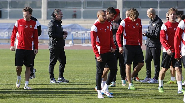 Juan Ignacio Mart�nez dirigi� su primer
entrenamiento con el Almer�a