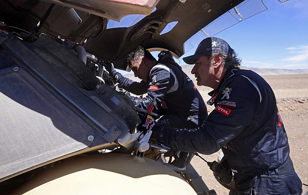 Carlos Sainz dice adi�s al Dakar por una aver�a