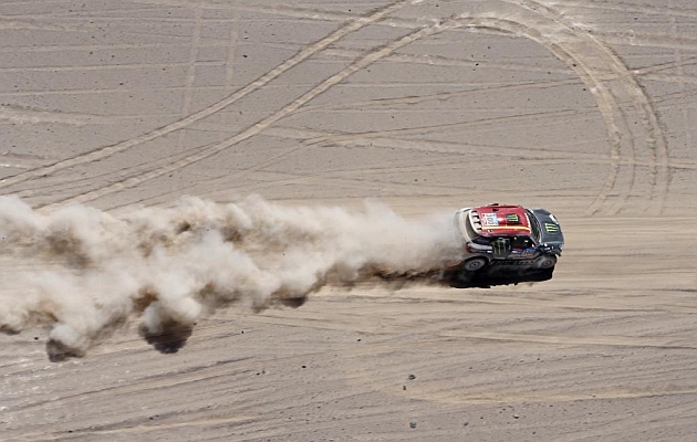 Tres pinchazos privan a Nani Roma de su primer triunfo parcial en el Dakar