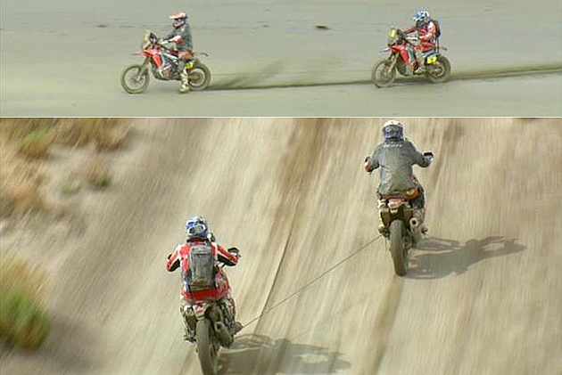 La moto de Barreda es remolcada por la moto del chileno Jerem�as Israel. / Fotos: @yosssii