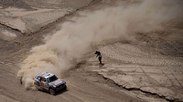 Al-Attiyah gana su quinta etapa y tambi�n tiene a tiro el Dakar en coches