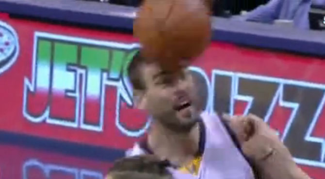 Marc Gasol demuestra sus habilidades futbol�sticas como la 'cabeza de oro' de la NBA