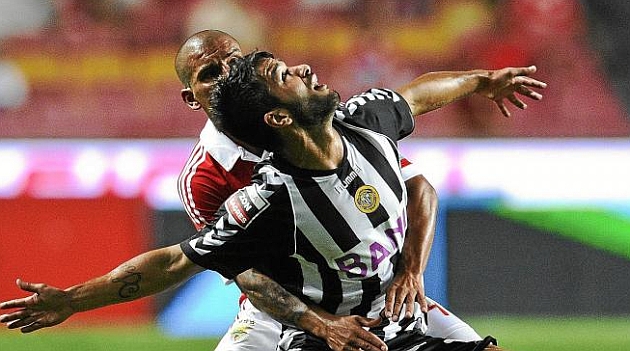 Candeias pugna con Maxi Pereira por un bal�n / AFP