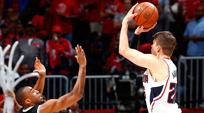 La mejor mu�eca del mundo rescata a los Hawks de la adversidad