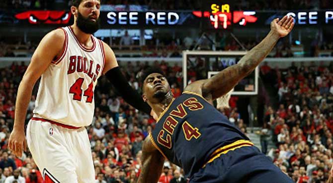 La defensa 'guillotina' de Mirotic a lo pressing catch tumba a Shumpert
