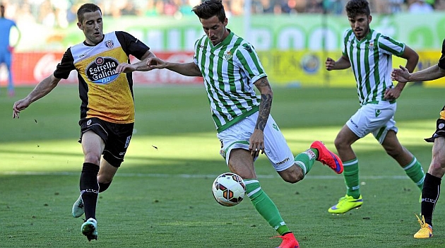 Rennella dispara a puerta ante el Lugo. KIKO HURTADO