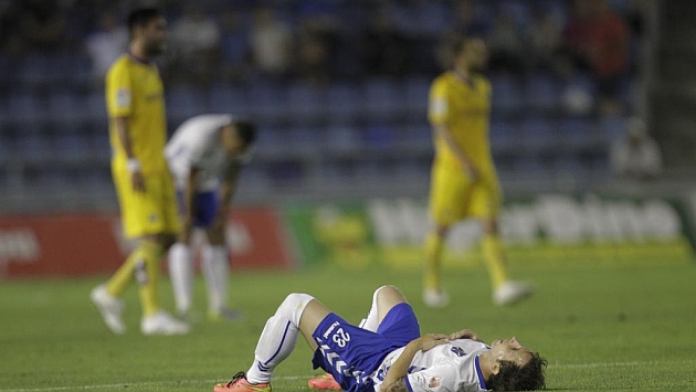 Ra�l C�mara se lamenta en el suelo ante unas gradas semivac�as / Santiago Ferrero (Marca)