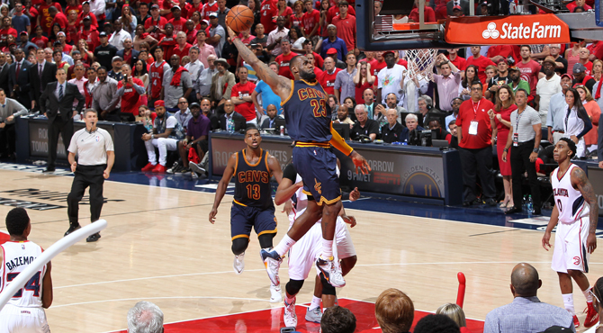 LeBron machaca una maldici�n de los Cavs aplastando a los Hawks