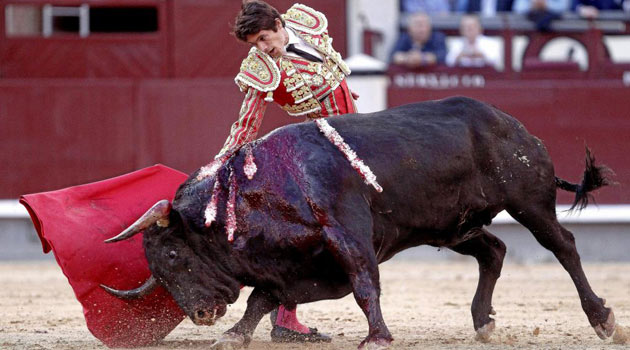 Castella corta una triste oreja a un toro de rabo