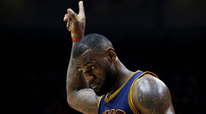 LeBron se queda a las puertas del triple-doble para terminar con el efecto Podemos de los Hawks
