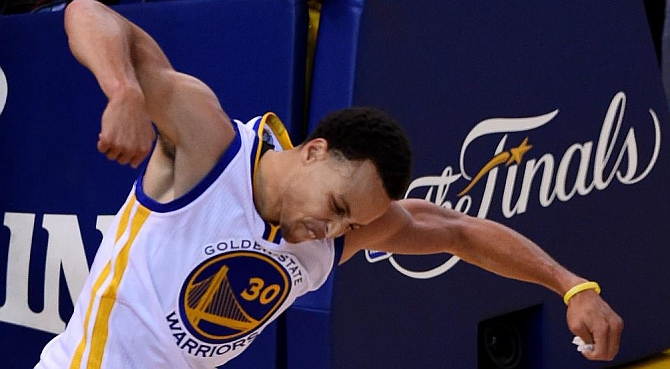 Hist�rico gatillazo de Stephen Curry en su noche m�s tenebrosa