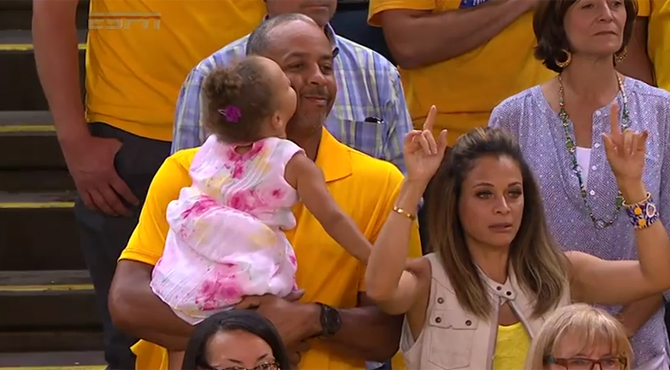 La abuela m�s sexy de la NBA: la madre de Curry brilla en las Finales