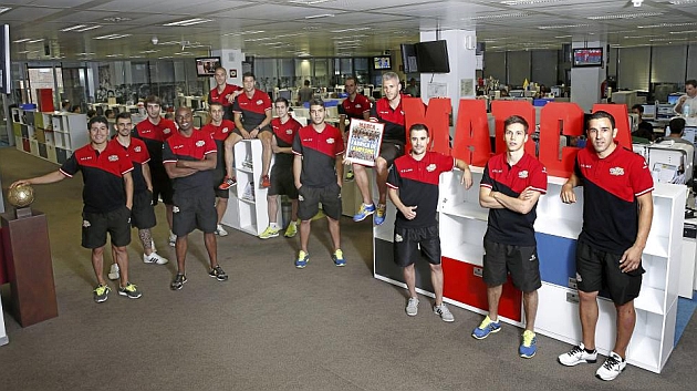 La plantilla de ElPozo Murcia, durante su visita a la redacci�n de MARCA. Foto: Chema Rey